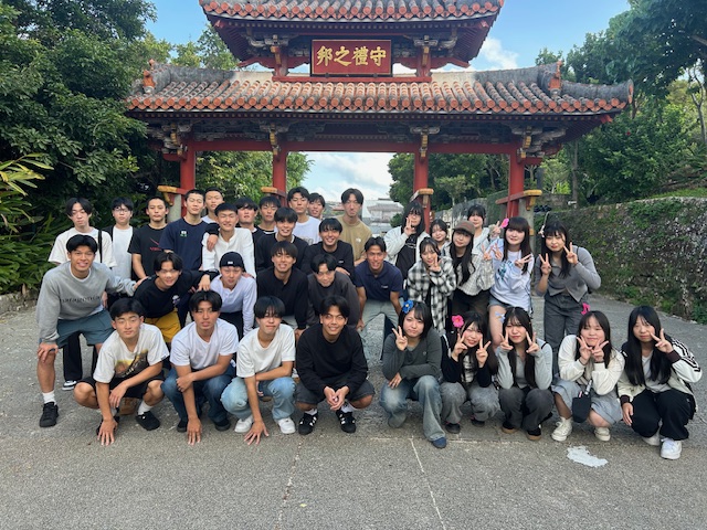 ２年２組　首里城守礼門にて